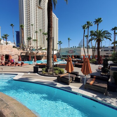 AMAZING! STRIP View-Balcony Signature MGM 1Bdrm 2Bath FREE VALET! NO RESORT FEES