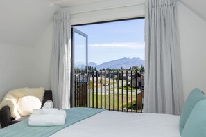 4 bedrooms, desk, iron/ironing board, WiFi