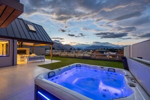 Terrace/patio - Miharo Wanaka Retreat | Spa, BBQ & Mountain Views (Wānaka)