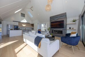 TV, fireplace, stereo