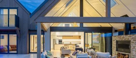 Télévision, cheminée, chaîne hi-fi