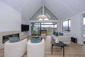 TV, fireplace, stereo