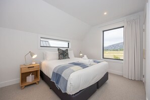 4 bedrooms, premium bedding, desk, iron/ironing board