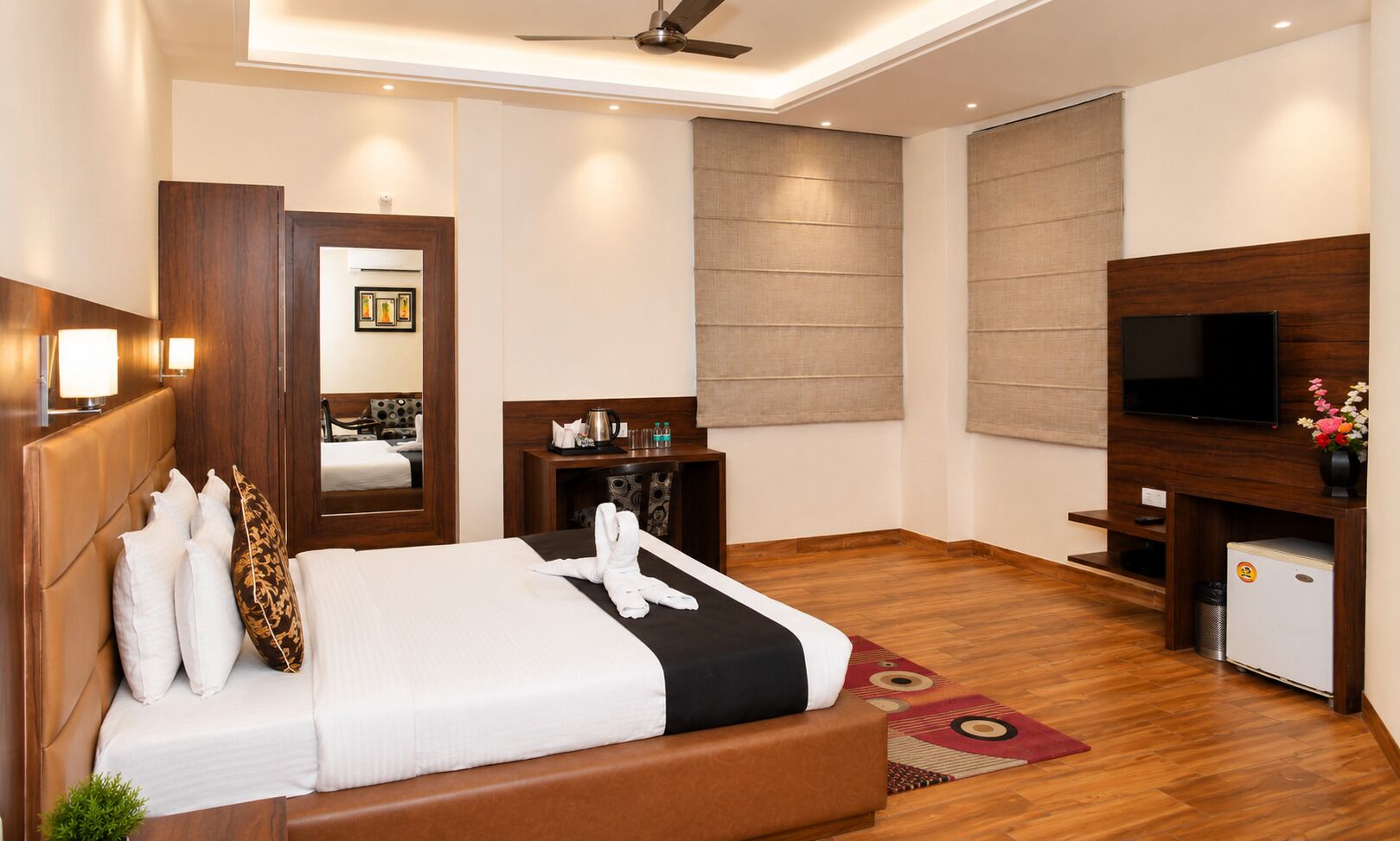 Habitación de lujo | Ropa de cama de alta calidad, mobiliario individual, escritorio