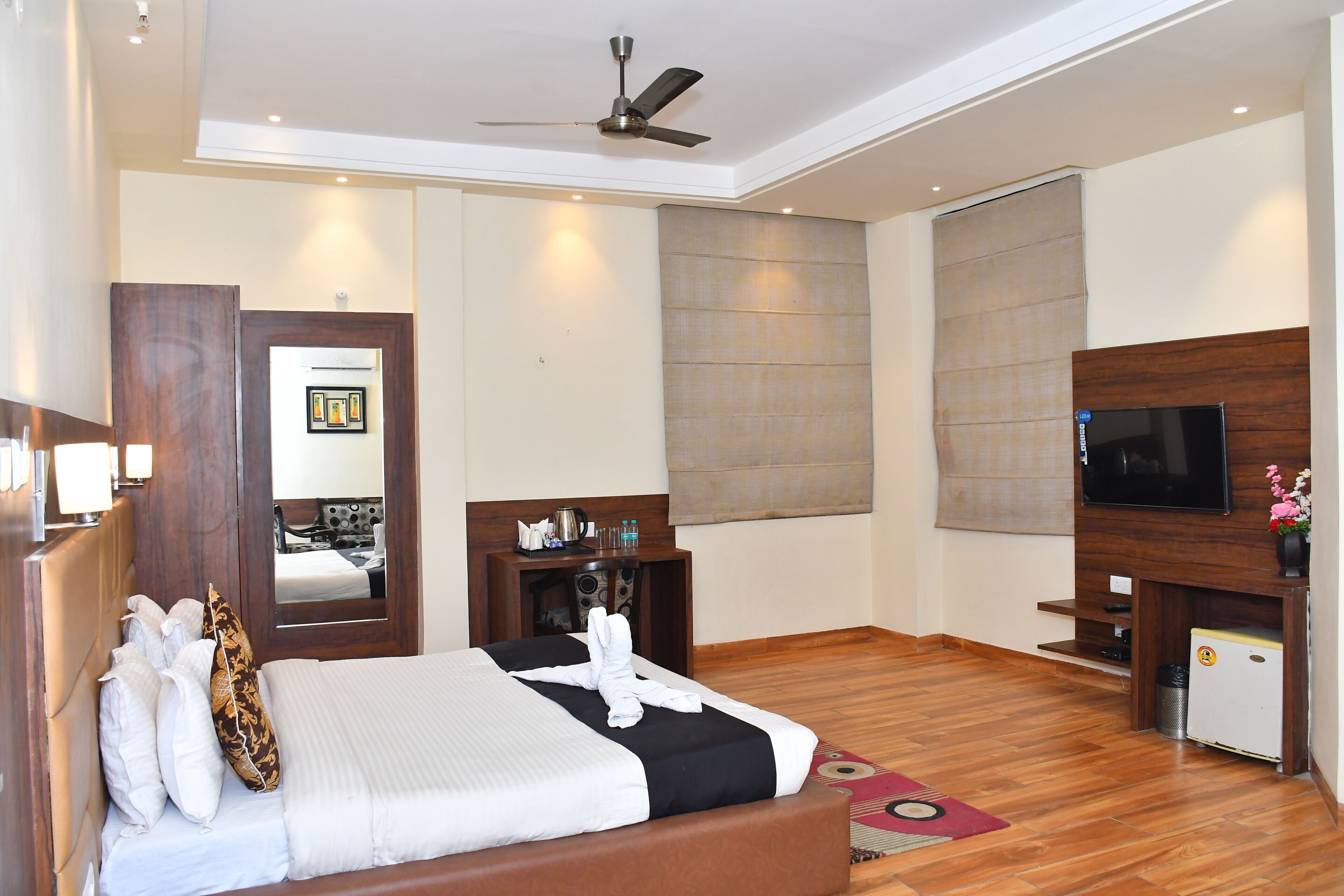 Ropa de cama de alta calidad, muebles diferentes y escritorio 