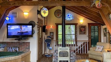 TV, caminetto, impianto stereo