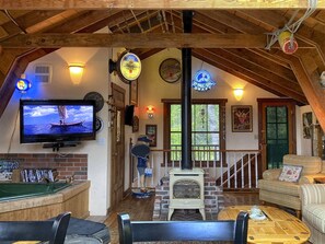 Télévision, cheminée, chaîne hi-fi