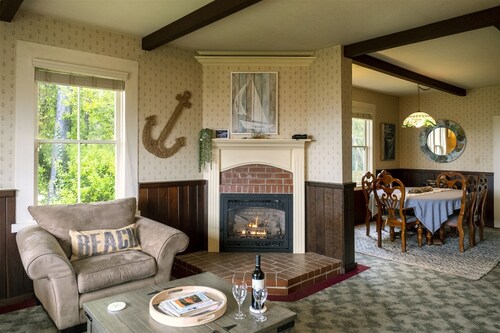 Annie`s Beach House - A historic and cozy rental just minutes away from the beach!