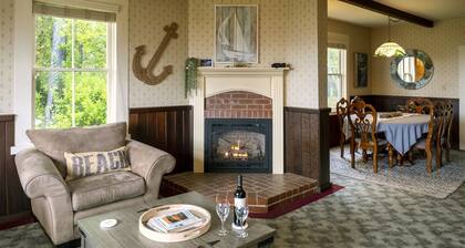 Annie`s Beach House - A historic and cozy rental just minutes away from the beach!