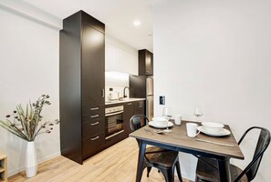 Fridge, microwave, oven, stovetop - Full amenities 1-bedroom studio in CBD with pool (Auckland)