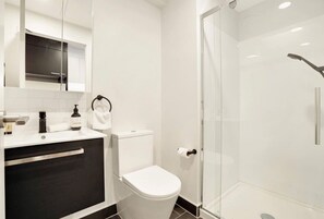 Suihku, ilmaiset hygieniatuotteet, hiustenkuivaaja