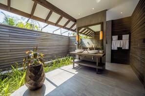 Mabin Three Bedroom Villa | Baño | Regadera, regadera tipo lluvia, amenidades de baño gratuitas 