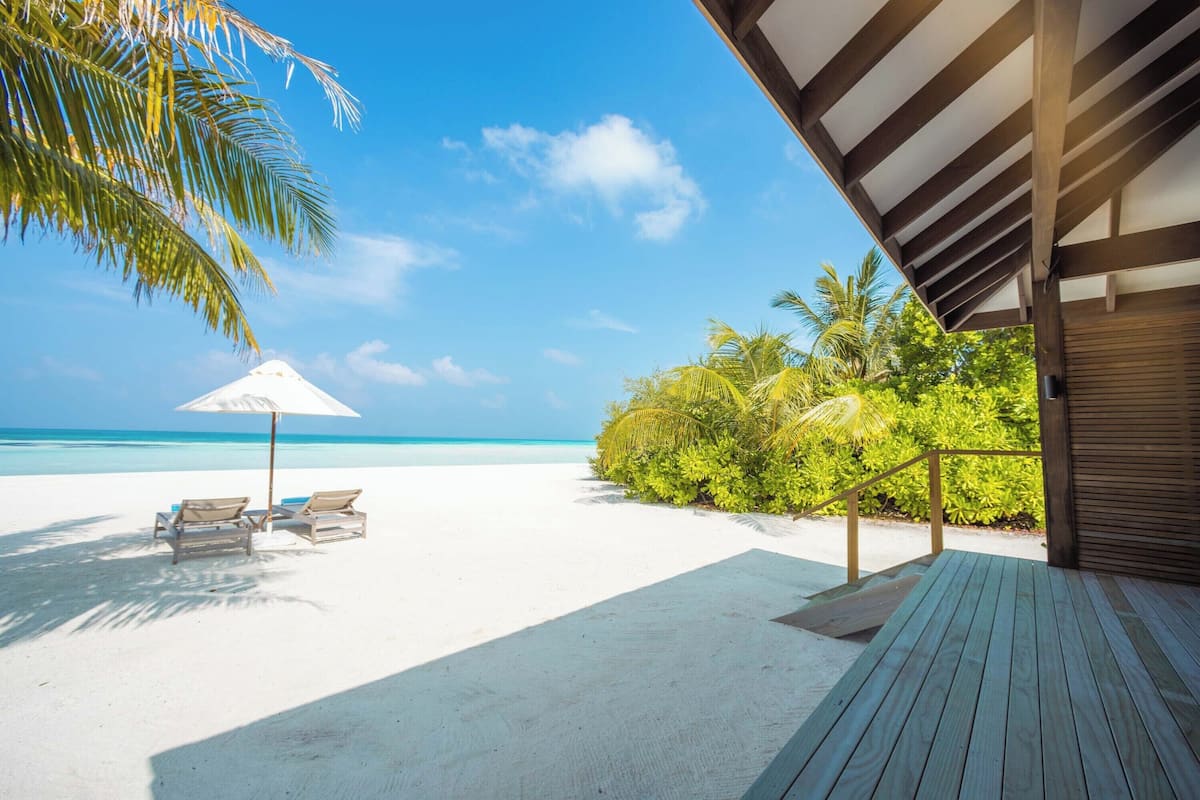 Minibar, caja de seguridad en la habitación y escritorio