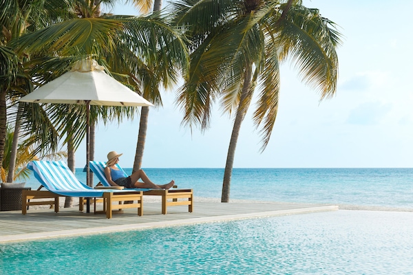 2 kolam renang terbuka