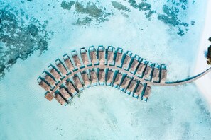 Dheru Water Pool Villa | Frigobar, cofres nos quartos, escrivaninha