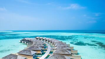 Dheru Water Pool Villa | Minibar, caja de seguridad en la habitación y escritorio