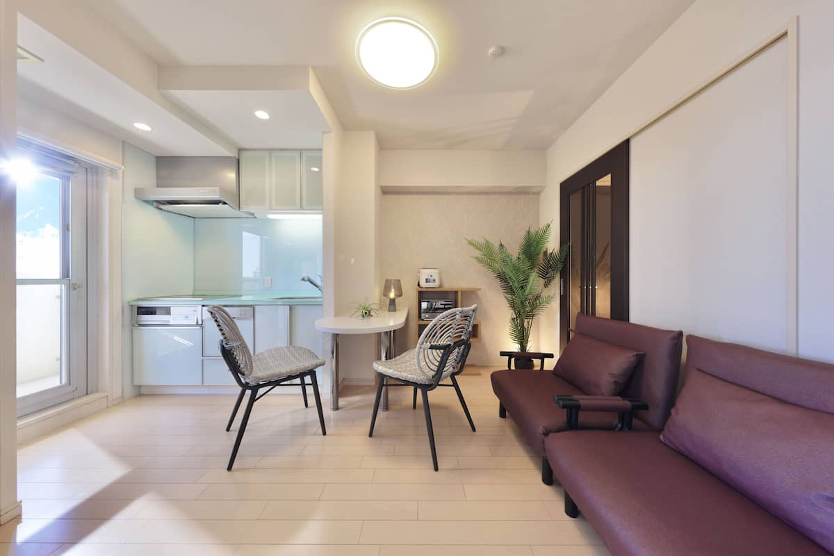 Basic-Apartment, Nichtraucher, Meerblick | Wohnzimmer | 42-Zoll-Flachbildfernseher mit Digitalempfang, Streaming-Dienste