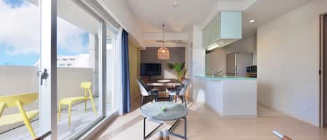 Appartement Deluxe, non-fumeur, vue sur la ville | Aire de séjour | Téléviseur à écran plat de 42 po avec télévision numérique