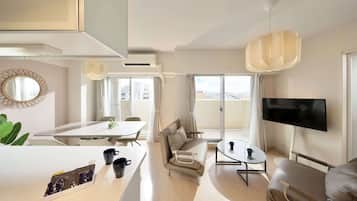 Apartamento, para não fumantes, vista parcial para o oceano | Roupas de cama premium, edredons de pluma, individualmente decorados