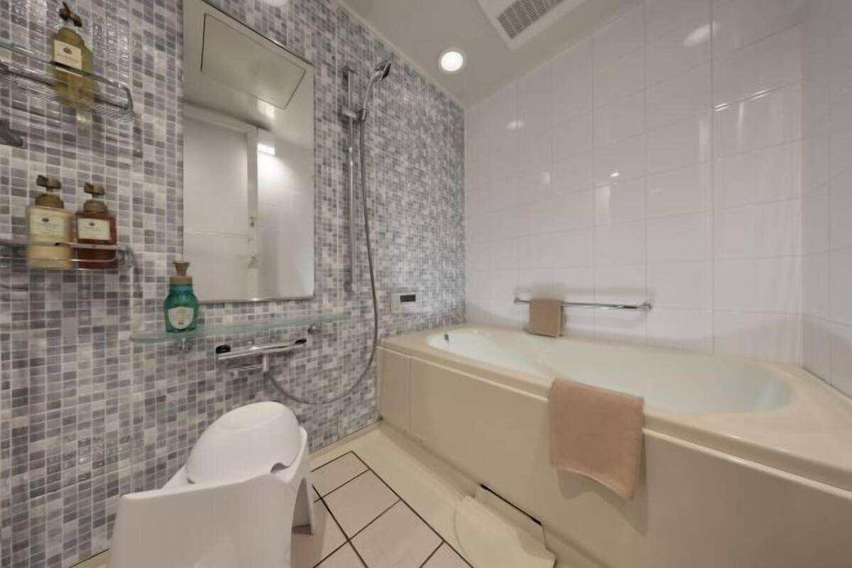 Badewanne und Dusche (separat), kostenlose Toilettenartikel