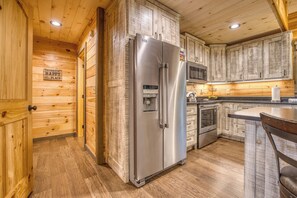 Fridge, microwave, oven, stovetop - Fox Den - Stunning, view, hot tub, game room, pets (Blue Ridge)