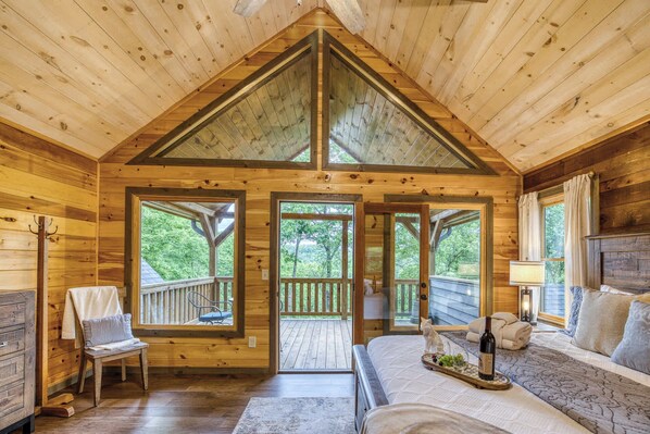 3 bedrooms, iron/ironing board, travel crib, WiFi - Fox Den - Stunning, view, hot tub, game room, pets (Blue Ridge)