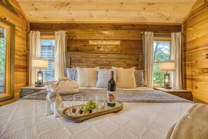 3 bedrooms, iron/ironing board, travel crib, WiFi - Fox Den - Stunning, view, hot tub, game room, pets (Blue Ridge)