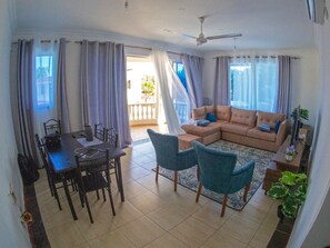 Leilighet – comfort, 2 soverom | Oppholdsområde | En 24-tommers Flatskjerm-TV med digitale kanaler samt TV