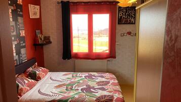 3 bedrooms, desk, iron/ironing board, free WiFi