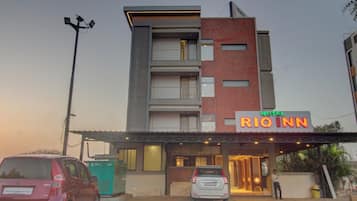 Voorkant accommodatie - avond/nacht