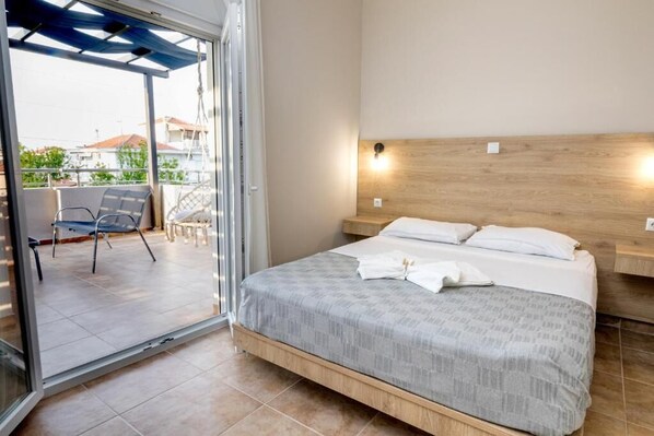 Habitación doble Deluxe | Ropa de cama de alta calidad y espacio para trabajar con laptop