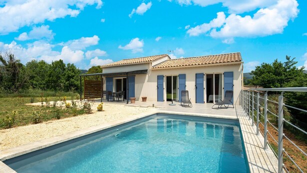 Eine Poolvilla mit Schwimmbad, Sitzgelegenheiten im Freien und Blick auf die umliegende Landschaft.