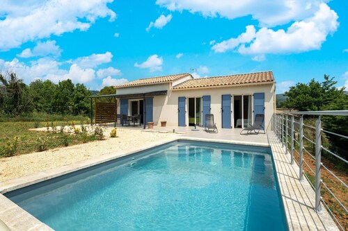 Cosy holiday home with pool