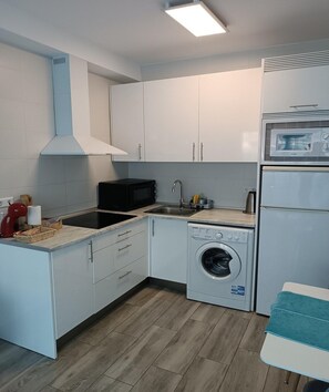 Coffee/tea maker, fridge, microwave, oven