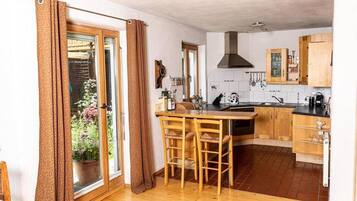 KĂŒhlschrank, Ofen, Herdplatte, Wasserkocher mit Kaffee-/Teezubehör