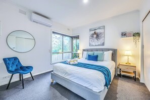 4 dormitorios, escritorio, tabla de planchar con plancha y cuna de viaje