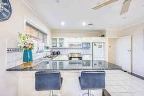 Fridge, microwave, oven, stovetop - Doncaster Brick Family Home up to 9ppl Netflix Parking Wifi (Doncaster)