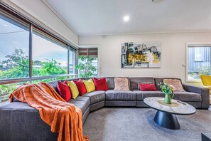 TV - Doncaster Brick Family Home up to 9ppl Netflix Parking Wifi (Doncaster)