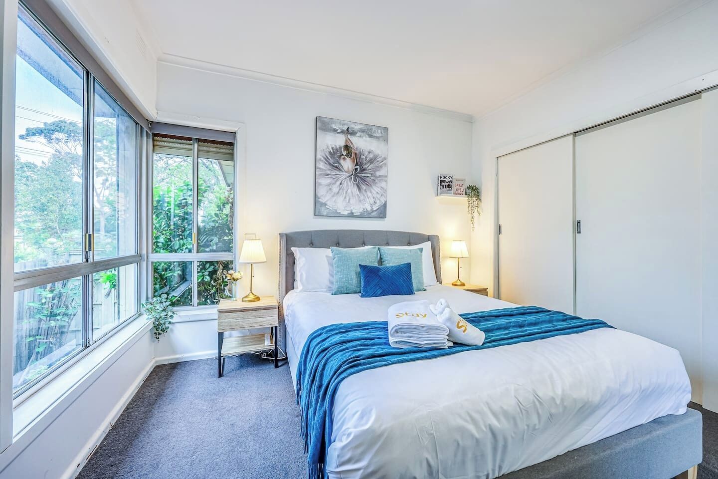 4 soverom, skrivebord, strykejern/-brett og reiseseng for barn