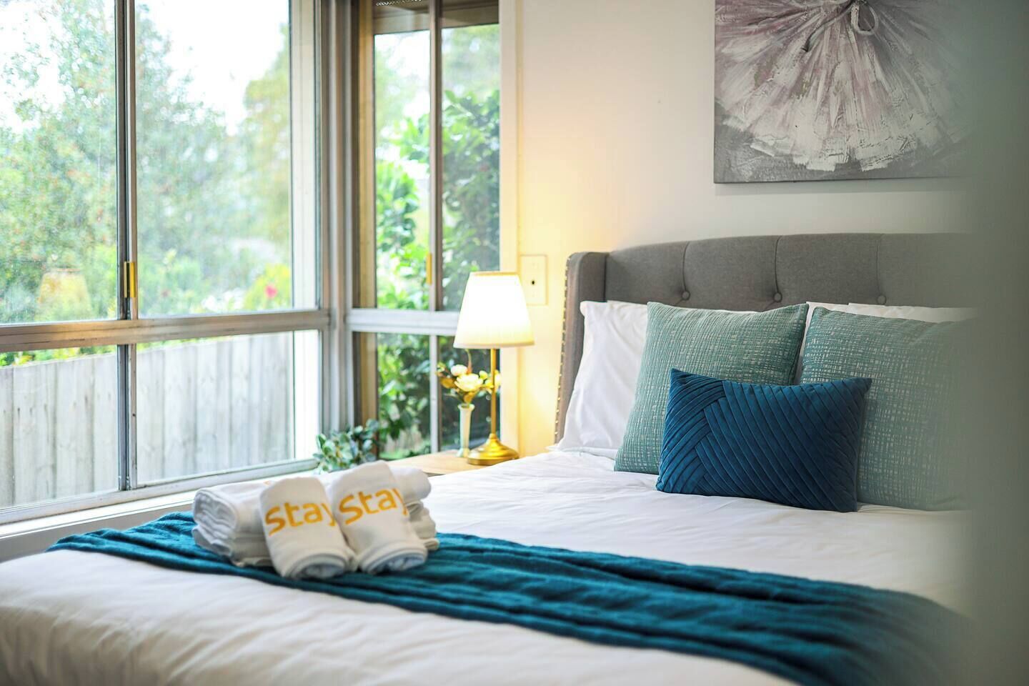 4 dormitorios, escritorio, tabla de planchar con plancha y cuna de viaje