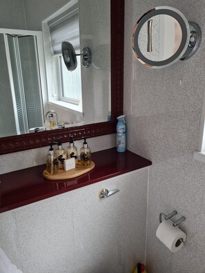 Double Room, Ensuite (Junior Suite) | Bathroom | Free toiletries, slippers, towels