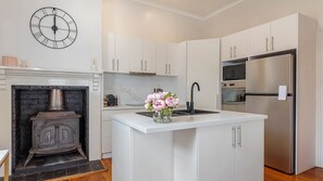 冷蔵庫、電子レンジ、オーブン、コンロ