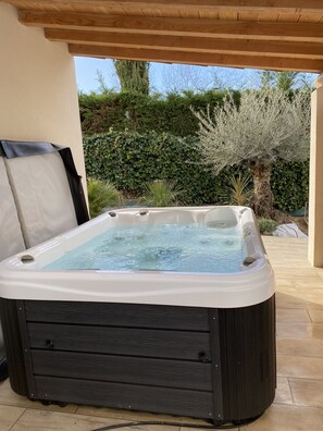 Outdoor spa tub - Gite Saint Christophe (Vaison-la-Romaine)