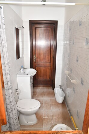 Dusche, Haartrockner, Bidet, Handtücher
