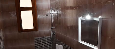 Dusche, Haartrockner, Bidet, Handtücher