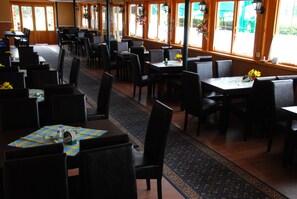 Tägliches Frühstücksbuffet gegen Gebühr