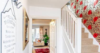 Spacious 4 Bed house with parking and garden