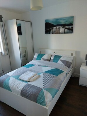 4 soverom, strykejern/-brett, wi-fi (inkludert) og sengetøy