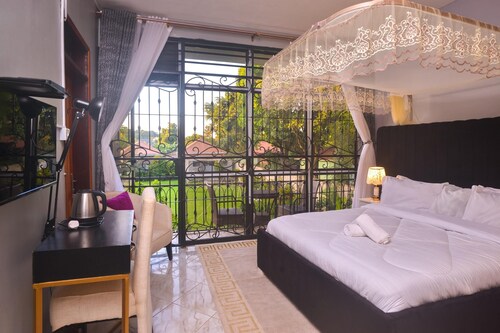 HUTLAND HOTEL