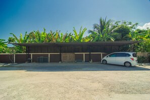 Free self parking - OYO 499 Pattaraporn Hotel (Pranburi)